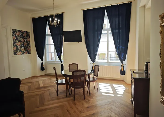 Barbo Palace And アパート *